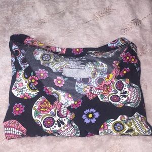 Black short sleeve v-neck skull top